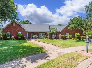 57 Silverlace Ct, Lake Jackson, TX 77566