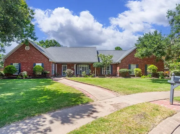 57 Silverlace Ct, Lake Jackson, TX 77566
