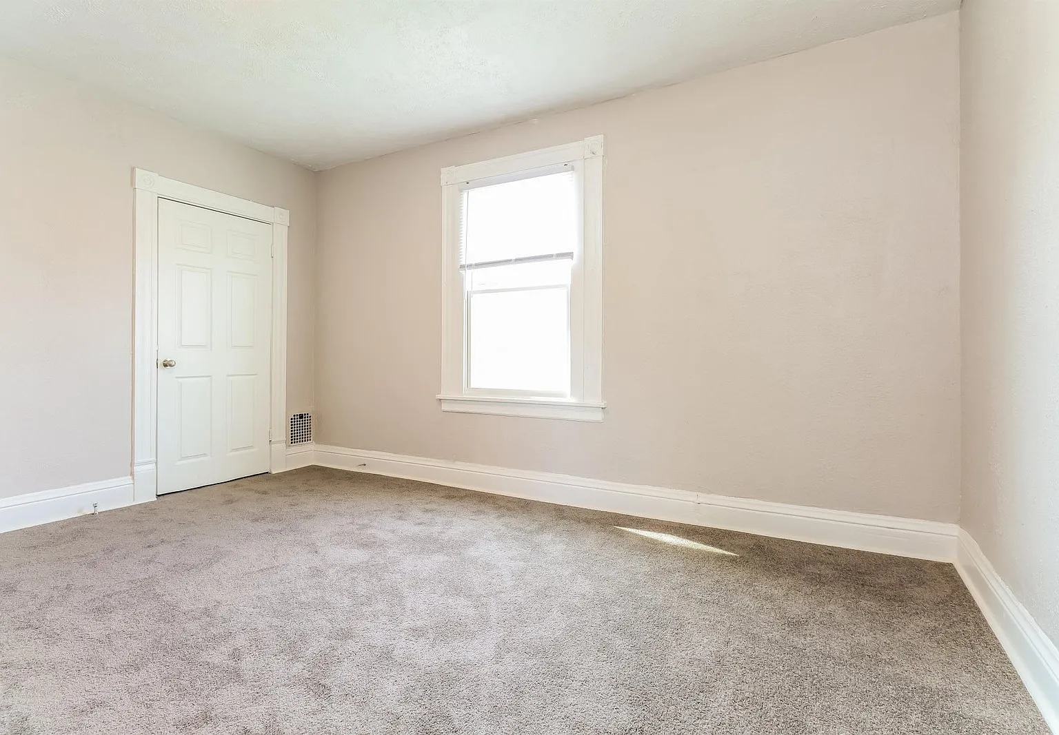 3 bed, 2.0 bath, 1853 sqft, $1,184 — Photo 2