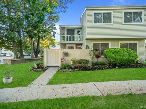 204 Springmeadow Drive #B, Holbrook, NY 11741