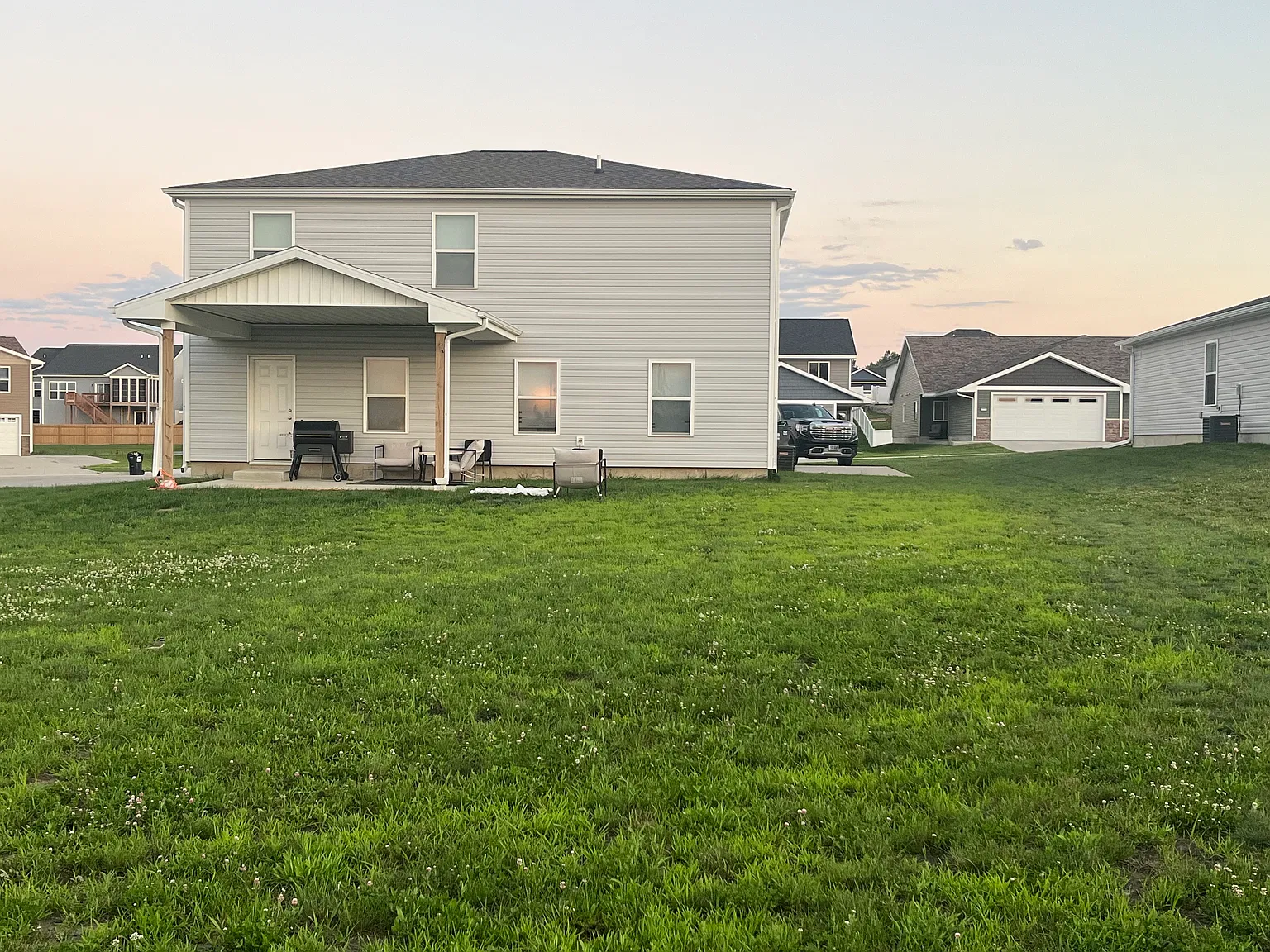 5 bed, 2212 sqft, $2,500 — Photo 2
