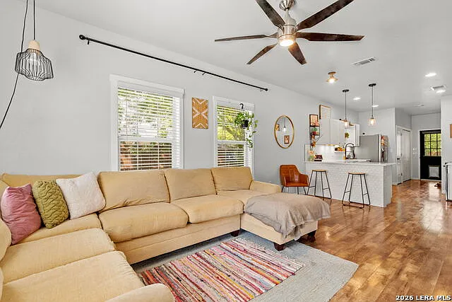 3 bed, 1.0 bath, 1242 sqft, $1,600 — Photo 4