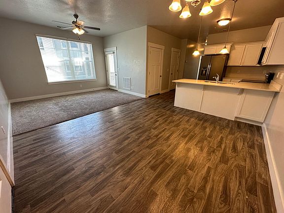5th image of 109 W Silver Springs Dr