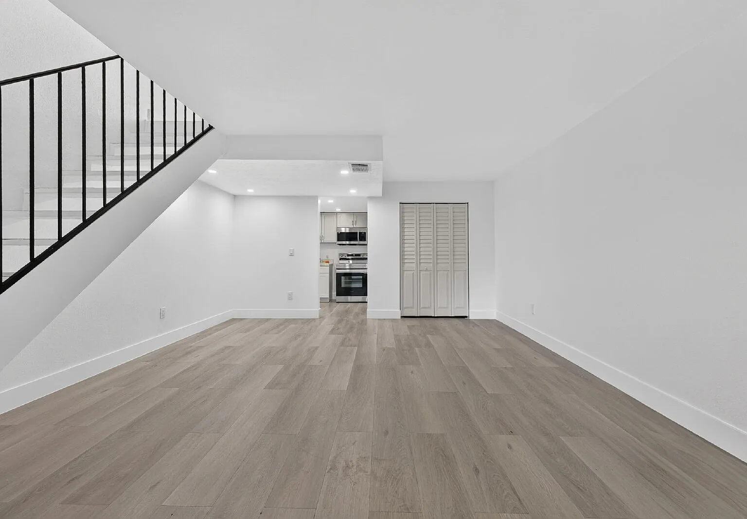 2 bed, 1.0 bath, 850 sqft, $2,400 — Photo 2
