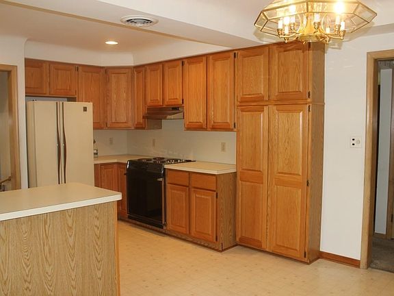 3rd image of 27750 Sylvan Ave