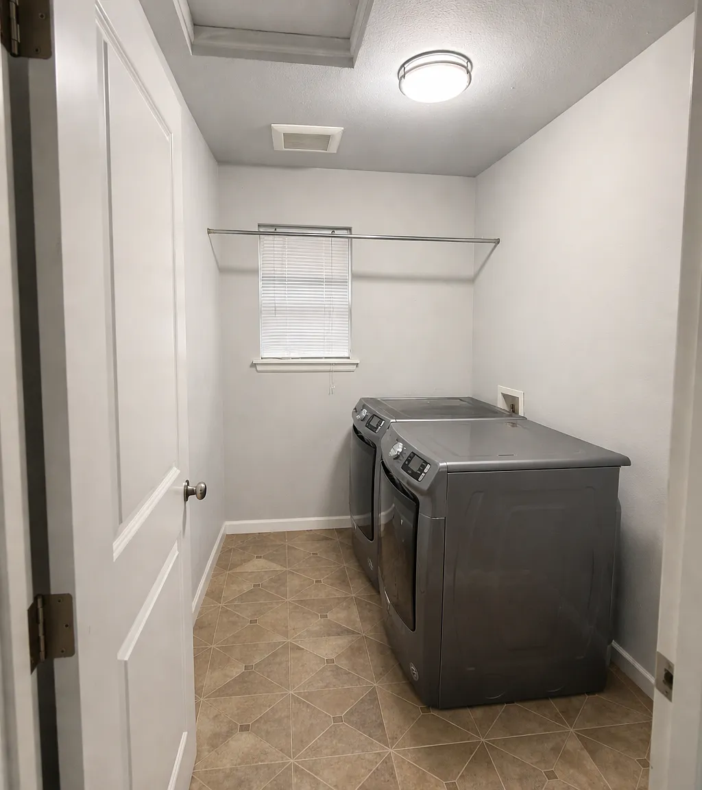 5 bed, 2385 sqft, $4,300 — Photo 2