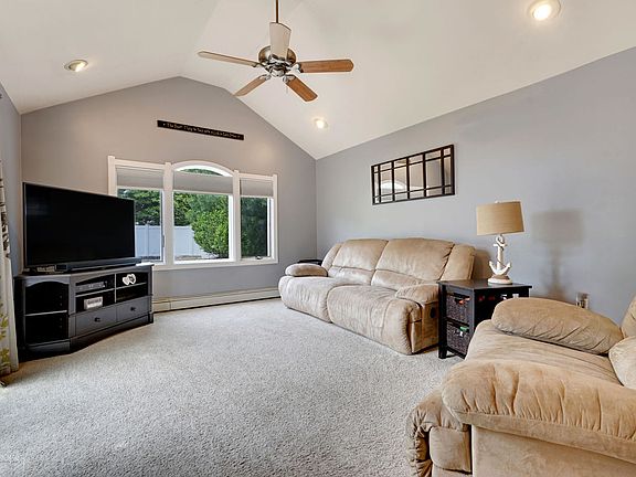 3rd image of 21 Shady Nook Dr