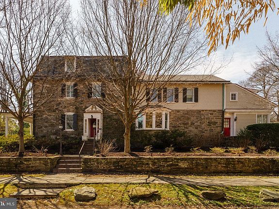 2nd image of 319 W Mermaid Ln