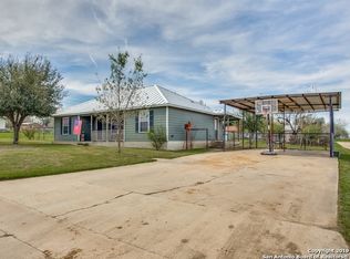 94 Burnett Ave, Charlotte, TX 78011