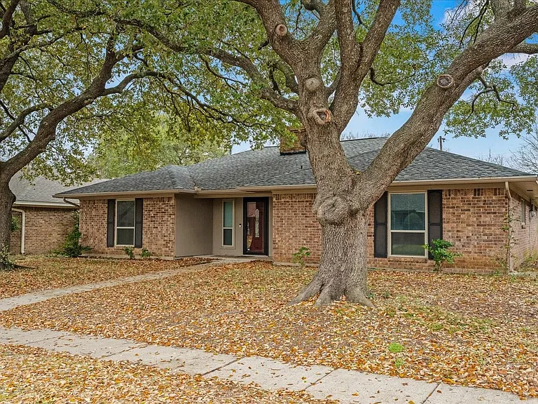 311 Gwendola Dr — Photo 2