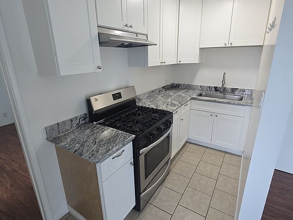 2nd image of 1818 W Victory Blvd APT D