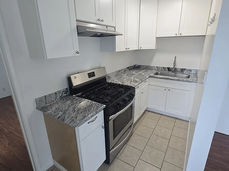 1818 W Victory Blvd #D — Photo 2