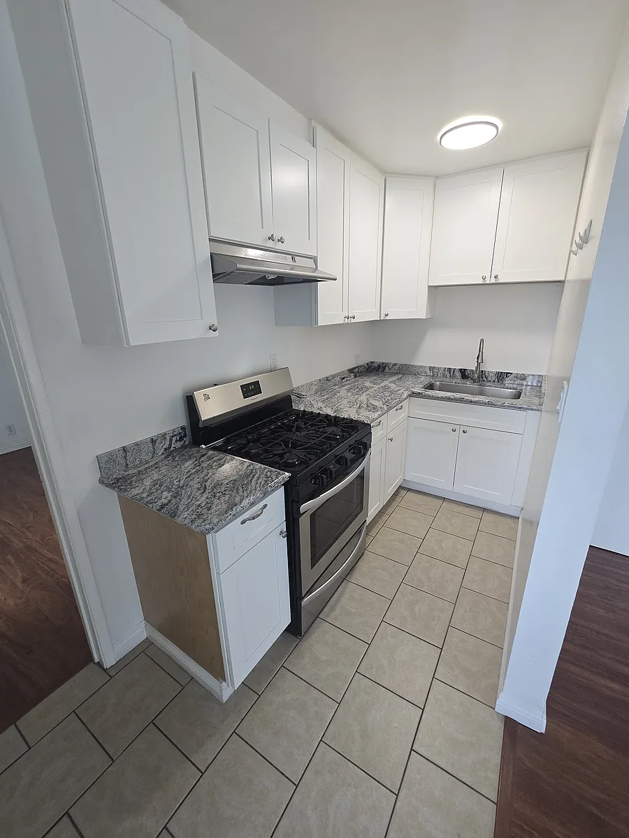 Building Photo - 1818 W Victory Blvd #D