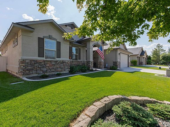 3rd image of 818 W Dallan Woods Way