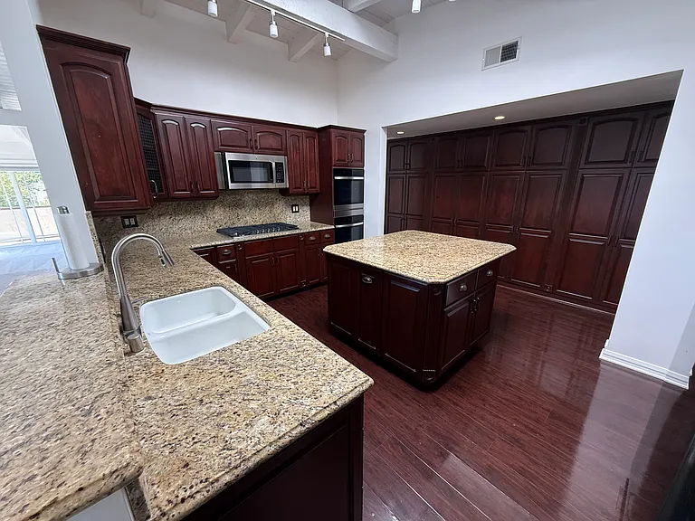 914 Dunbar Ln — Photo 10