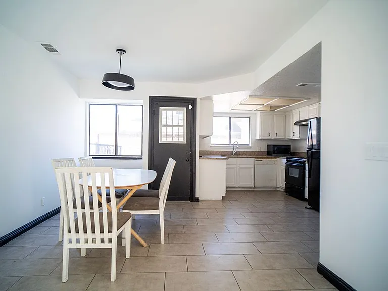 837 Sunrise Ct — Photo 5