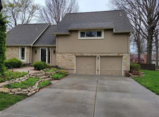 1008 E 4th Ter, Lees Summit, MO 64063