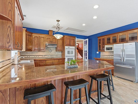 5th image of 585 Bell Point Rd