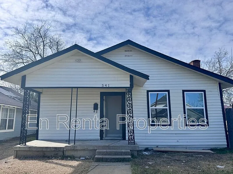 3 bed, 1.0 bath, 1010 sqft, $1,595 — Photo 1