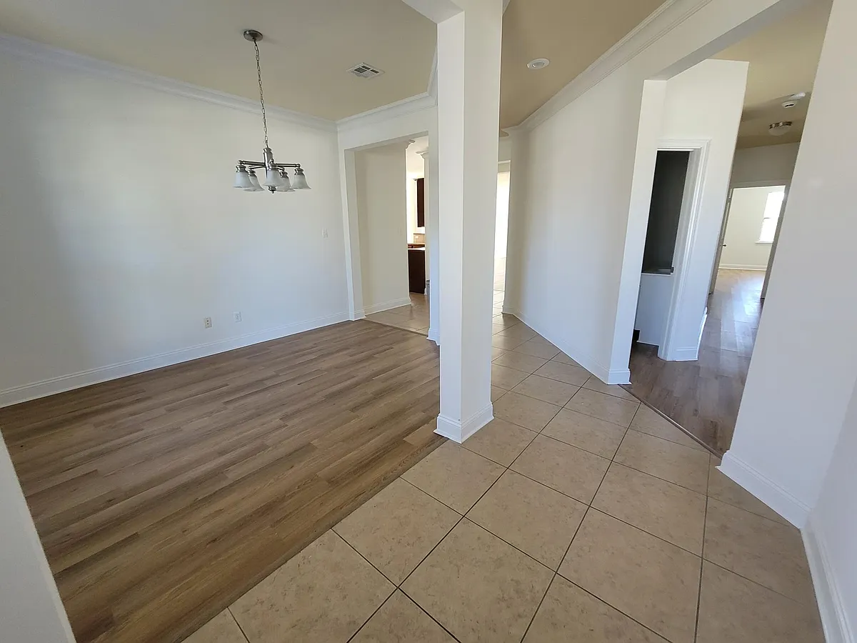 Building Photo - 300 Spanish Moss Ln