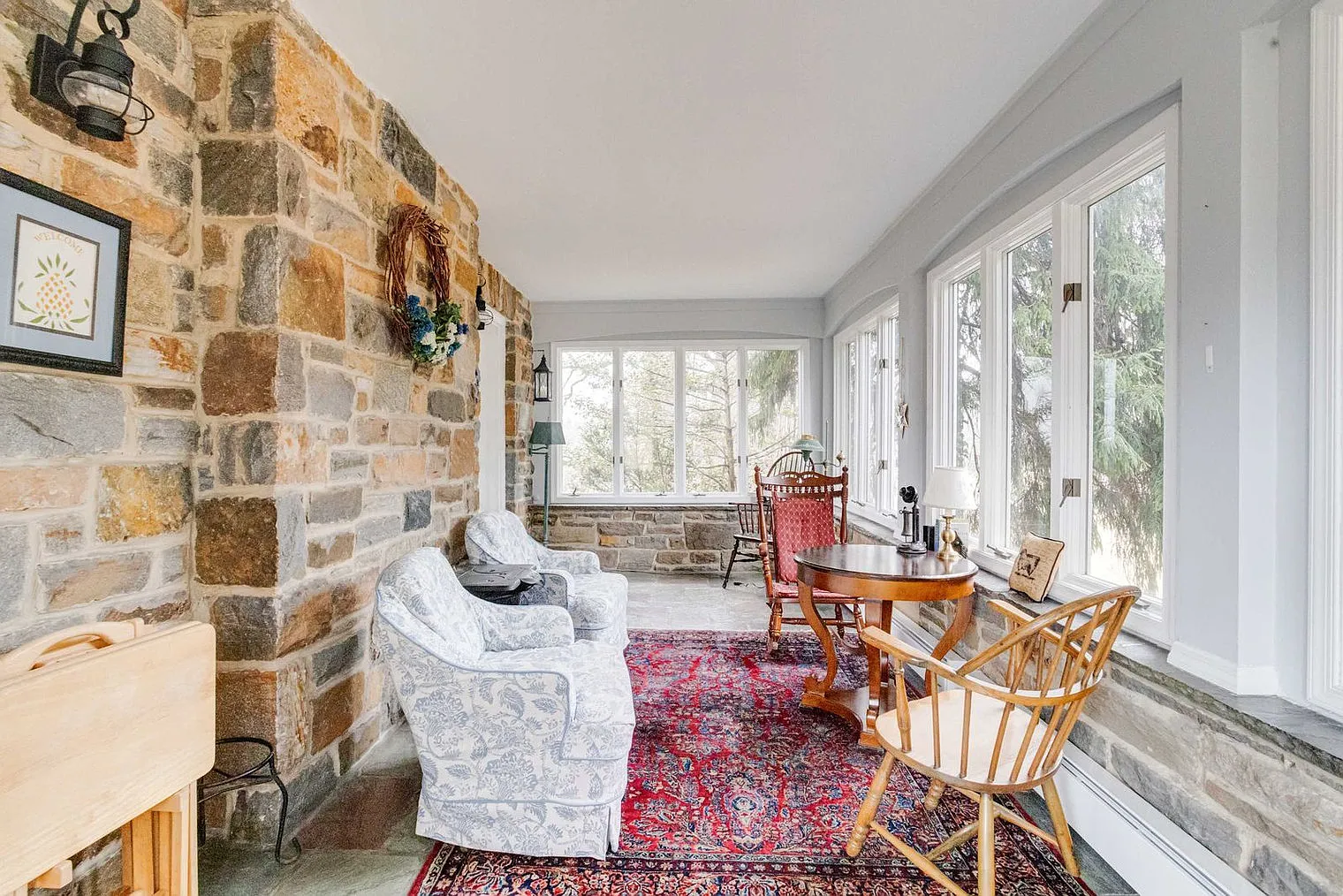 4 bed, 2.0 bath, 2421 sqft, $6,910 — Photo 3