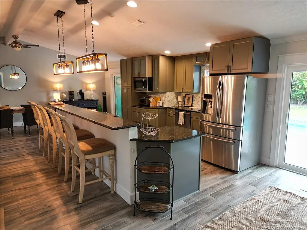 4 bed, 2.0 bath, 1836 sqft, $4,500 — Photo 1