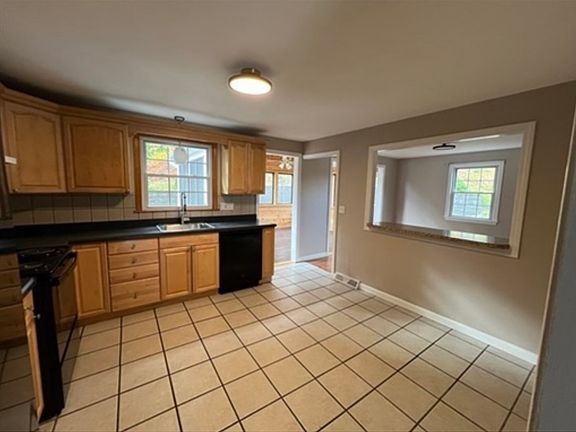 4th image of 27 Miles Standish Dr
