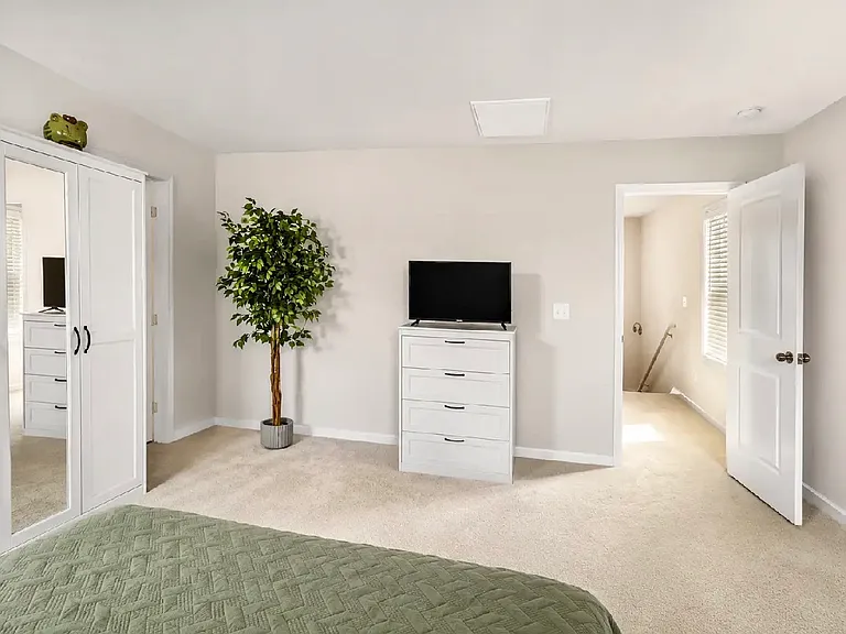1136 Crescent Moon Loop — Photo 2