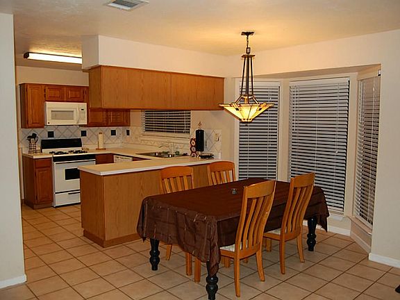  KITCHEN/BREAKFAST AREA.