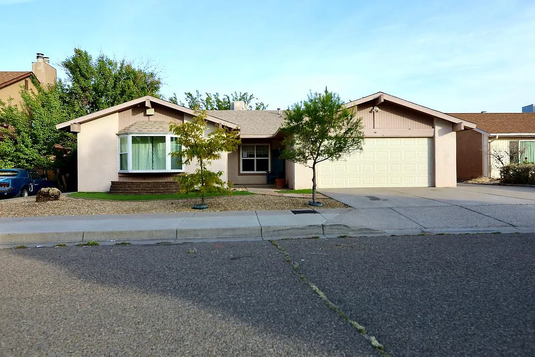 4 bed, 2000 sqft, $2,350 — Photo 1