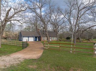 605 Fort Bend Dr, Wallis, TX 77485