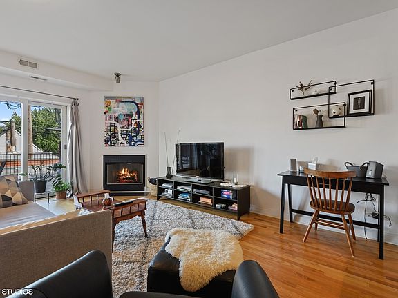 2nd image of 2158 W Grand Ave Unit 205