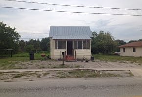 2nd image of 826 S De Leon Ave