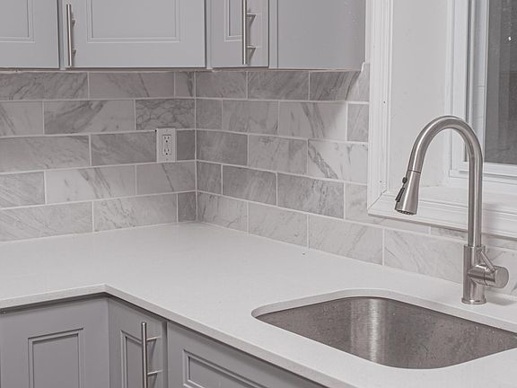 5th image of 2318 N Beechwood St #37