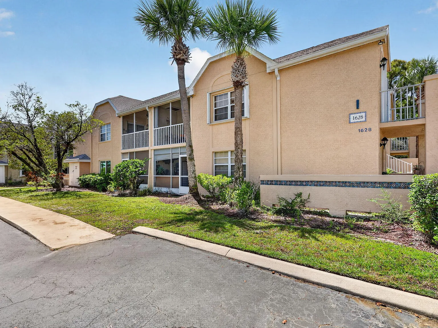 2 bed, 2.0 bath, 874 sqft, $1,800 — Photo 1