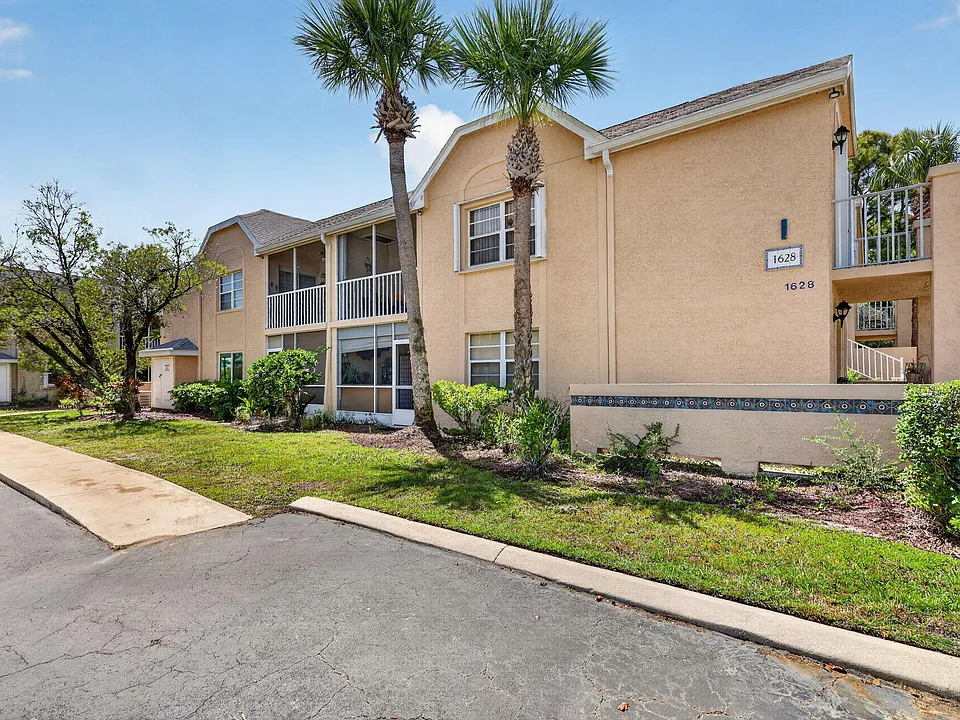 1628 SE Green Acres Cir