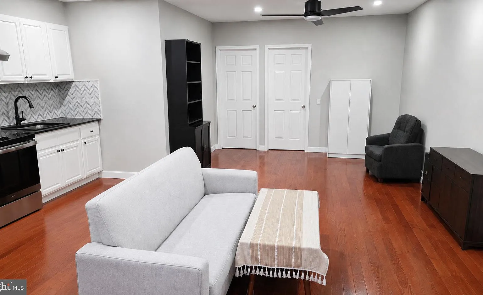 3 bed, 2.0 bath, 1000 sqft, $1,700 — Photo 1
