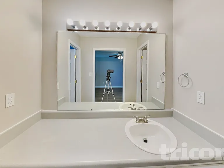 2112 McKinnon Dr — Photo 9