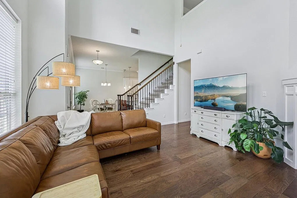 508 Renaissance Ln — Photo 2