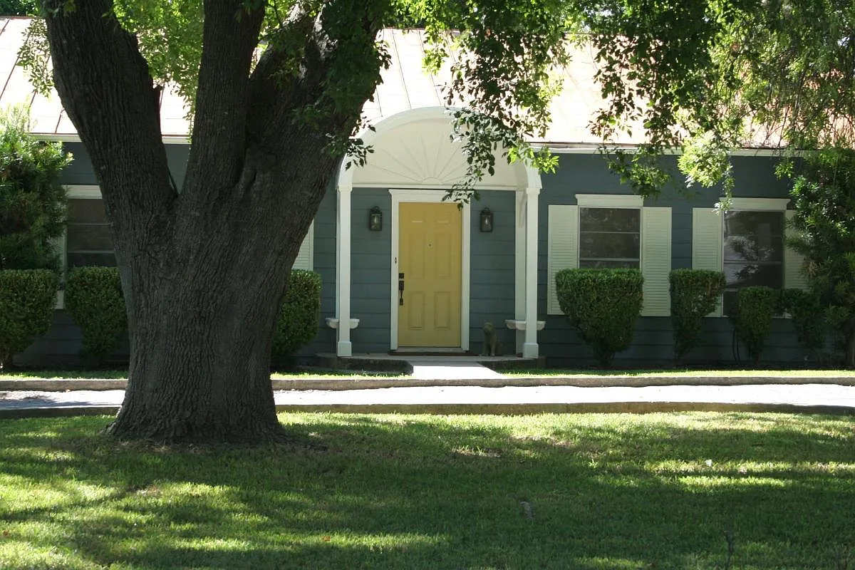 3 bed, 1696 sqft, $3,850 — Photo 2