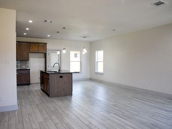 4th image of 912 Avagail Ave