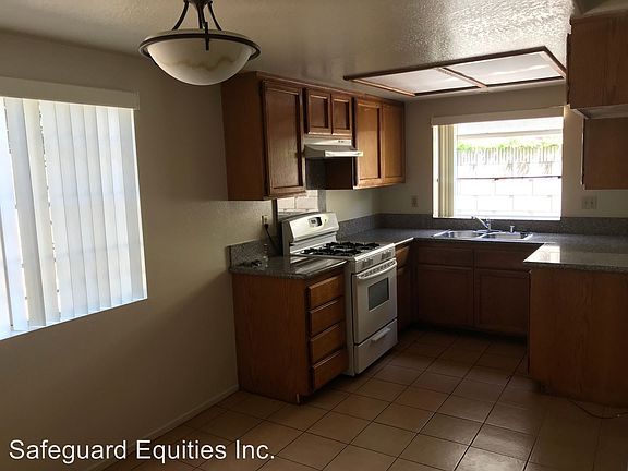 4th image of 11625 208th St Unit E
