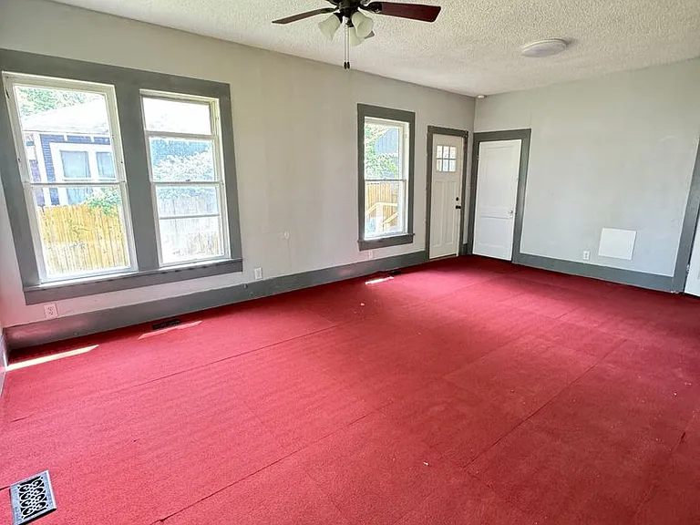208 SW #B — Photo 3