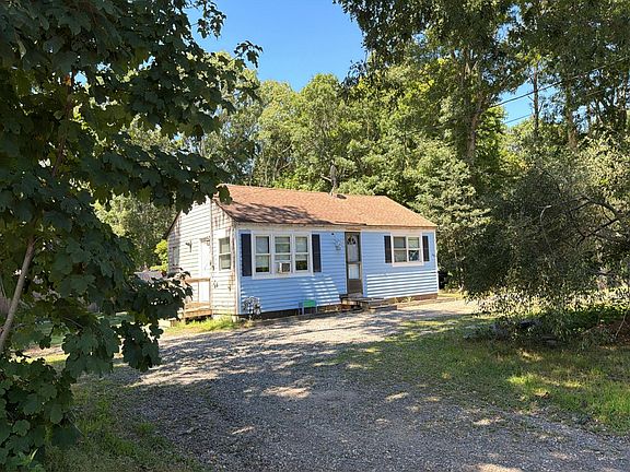 3rd image of 523 Strawberry Hill Rd