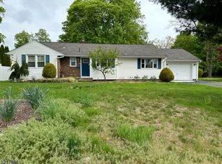 3 Woodland Pl, Pompton Plains, NJ 07444