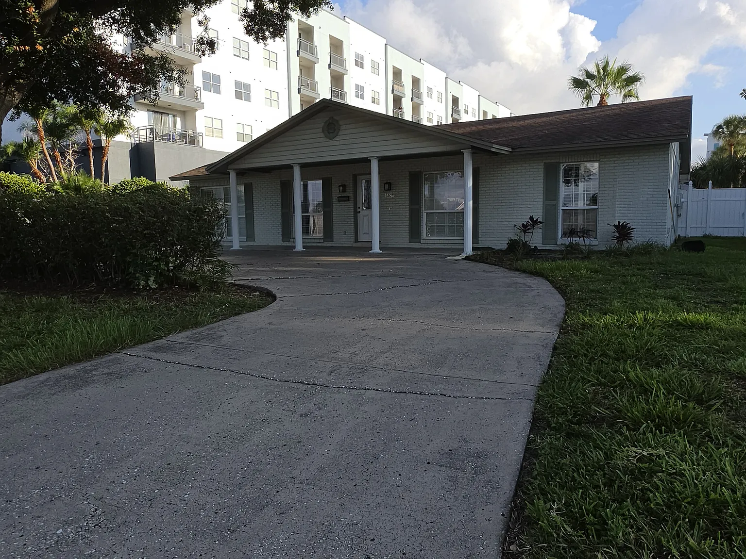 3 bed, 1942 sqft, $4,290 — Photo 2