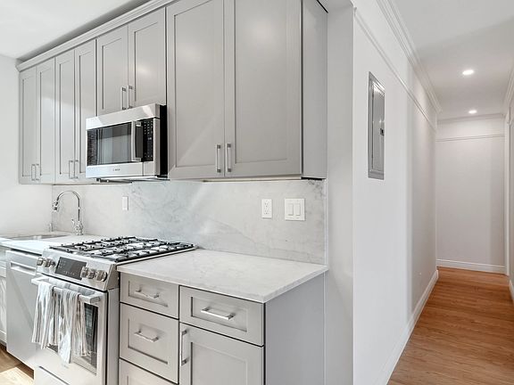 2nd image of 624 W 207th St APT 41