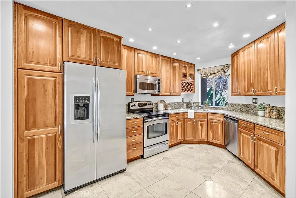 3 bed, 1983 sqft, $5,195 — Photo 2
