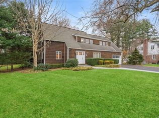 111 Village Rd, Roslyn Heights, NY 11577