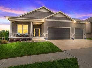 828 SW Haverford Rd, Lees Summit, MO 64081